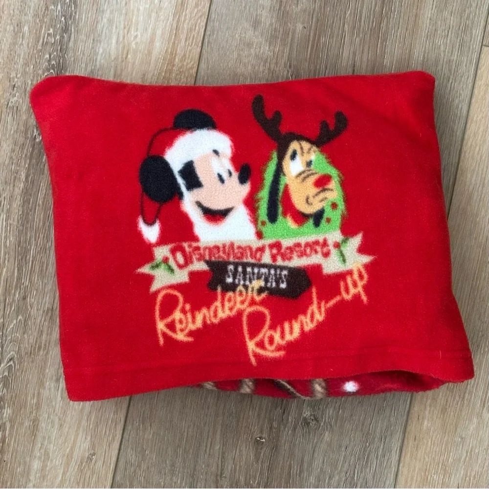 DISNEY RESORT‎ REINDEER ROUNDUP BLANKET RED FOLD IN POCKET 36
